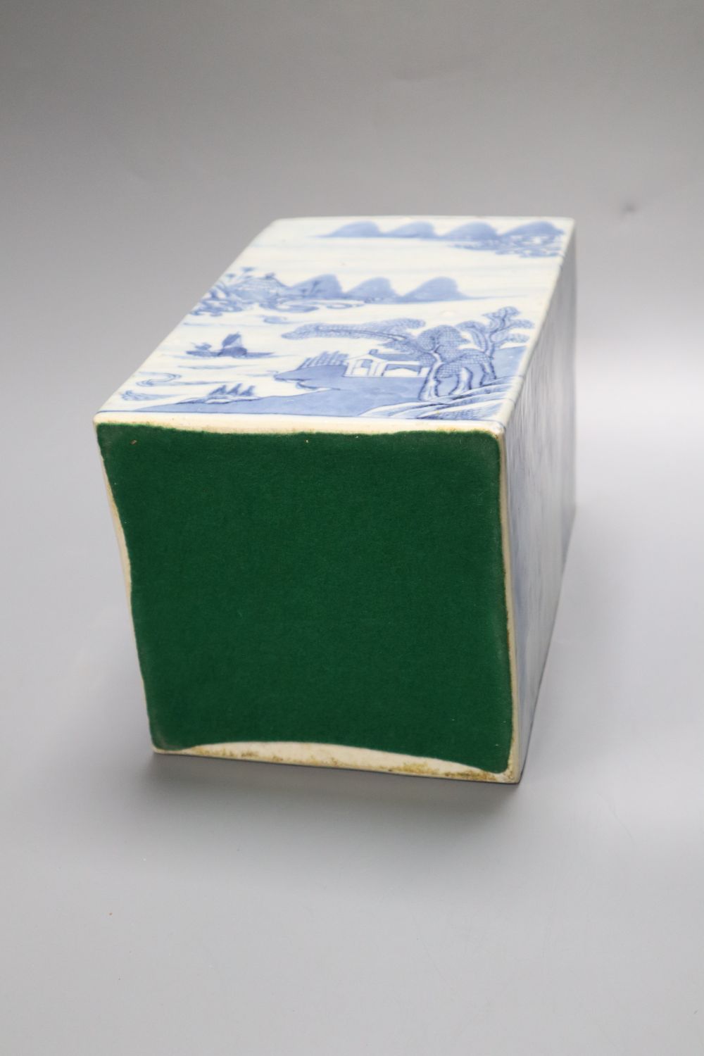 A 19th century Chinese blue and white oblong tea canister, painted in underglaze blue, 28cm